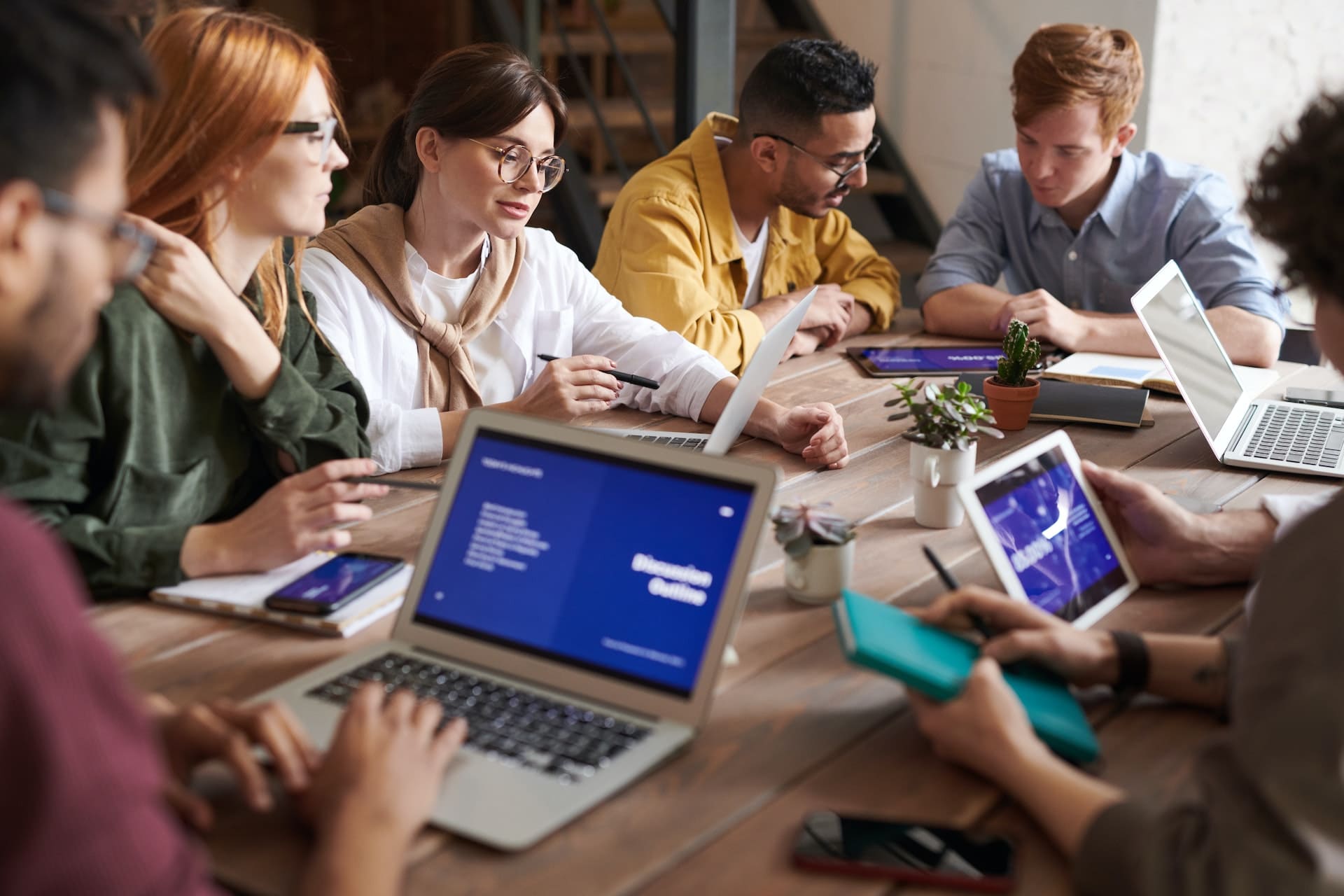 Gruppo di persone che lavorano insieme